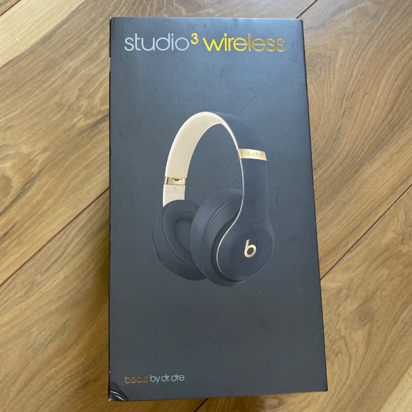 Beats by Dre Over-Ear Headphones - Black and Gold - Picture 15 of 16